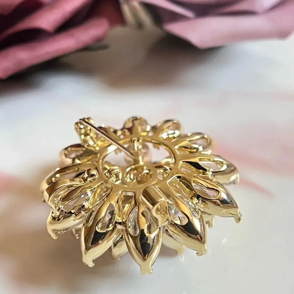 VQ Flower Brooch - Picture 5 of 7